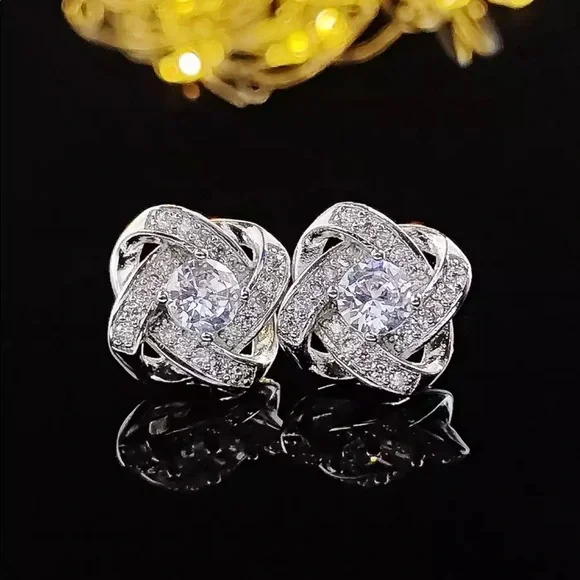 New 925 Silver Beautiful Flower Diamond Stud Earrings - Picture 2 of 4